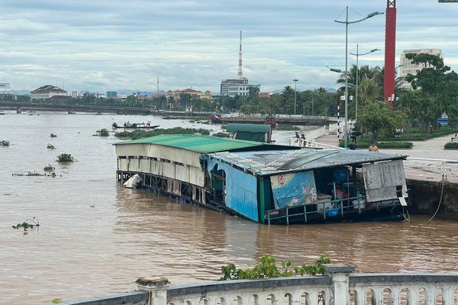 Quảng Bình: Giải cứu thành công 4 người trên nhà hàng nổi bị nước cuốn ra biển